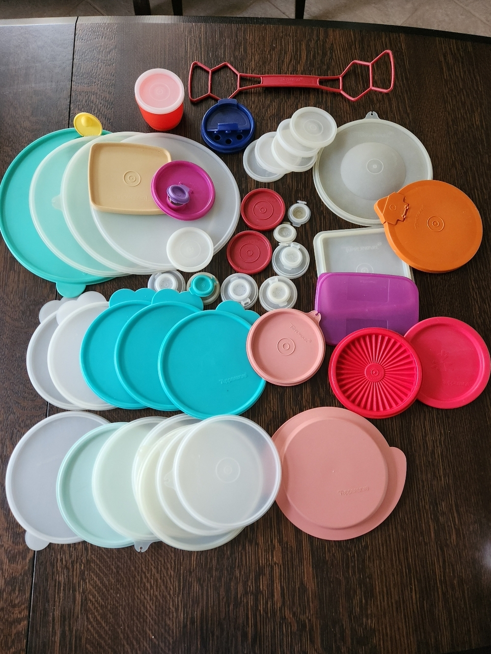 Tupperware Assorted Vintage Lids and Lid Storage Lot of 30+ lids $32